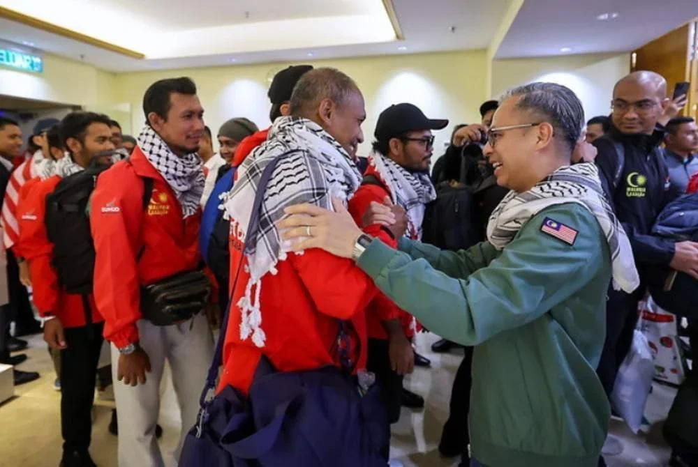 Fahmi menyambut sukarelawan GSF setibanya mereka di KLIA pada Selasa malam. Foto Bernama
