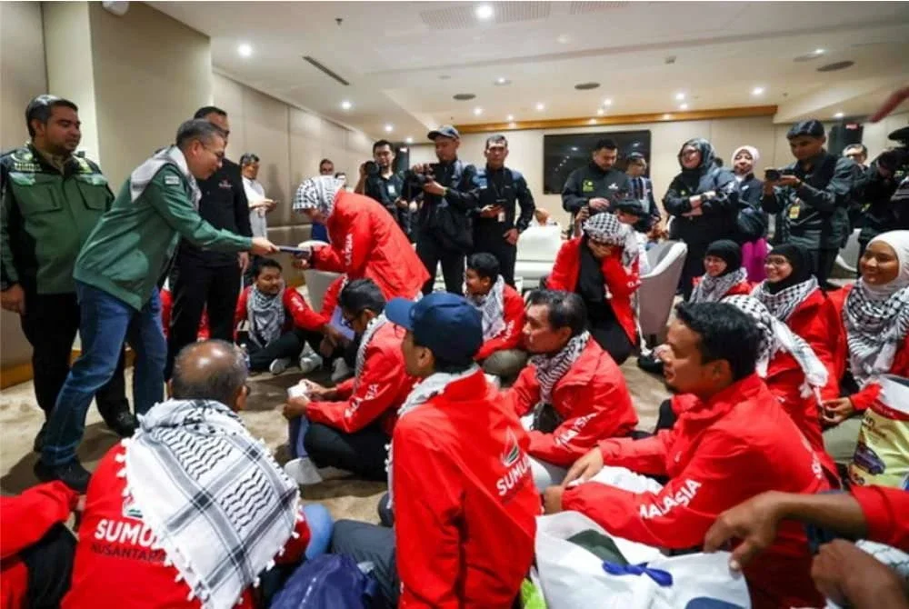 Fahmi menyumbangkan telefon bimbit baru kepada 23 sukarelawan Malaysia dalam misi kemanusiaan GSF ke Gaza sebagai tanda penghargaan. Foto Bernama