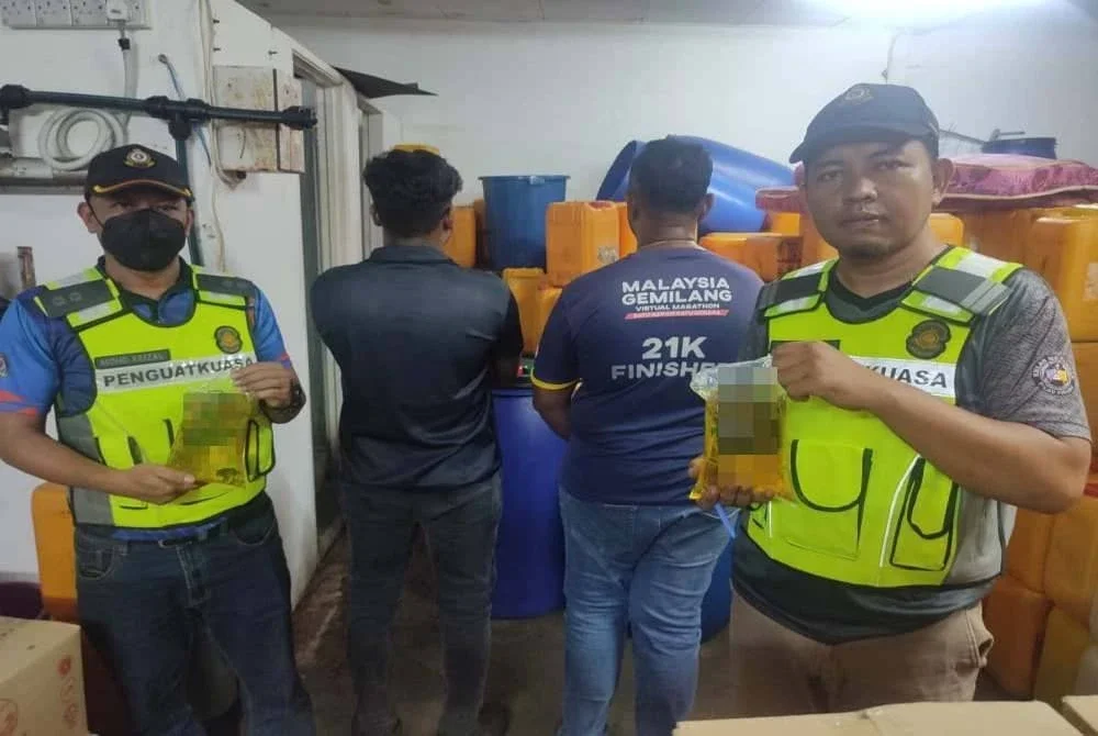 Pegawai KPDN melakukan pemeriksaan di lokasi serbuan.