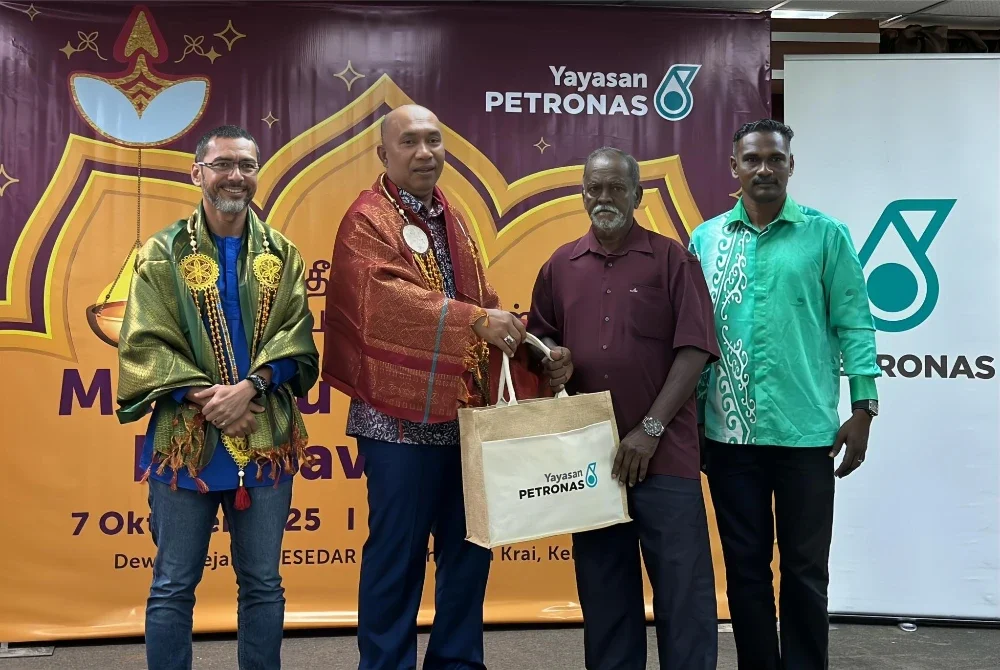 Mohammad Ahmad Shazly (kiri) pada Program Memacu Kehidupan Festive: Deepavali 2025 di Dewan Lembaga Kemajuan Kelantan Selatan (Kesedar) di Kuala Krai pada Selasa.