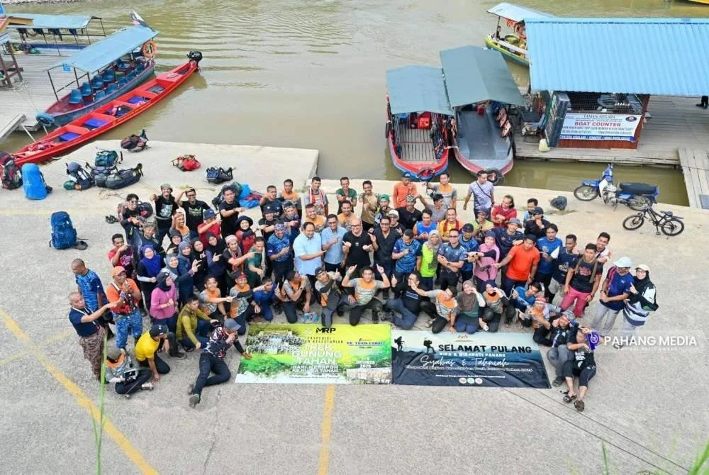 Fadzli bersama 54 peserta mewakili 20 agensi kerajaan negeri dan Persekutuan yang menamatkan Ekspedisi Kajian Kelestarian Trek Gunung Tahan dari Merapoh ke Kuala Tahan 2025 di Jeti Taman Negara Kuala Tahan, pada Selasa. Foto PAHANG MEDIA