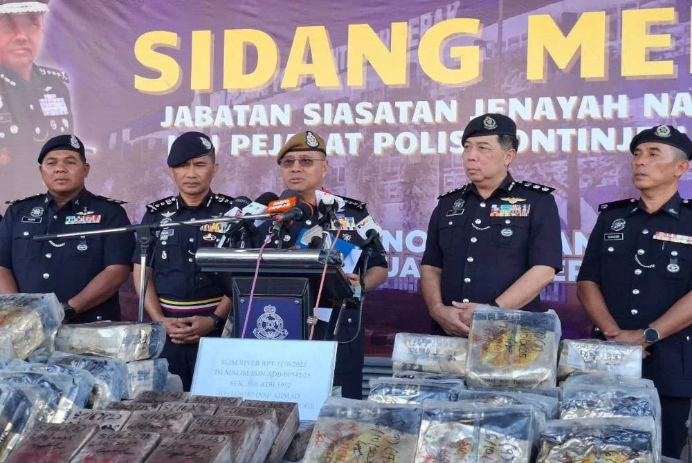 Noor Hisam (tengah) bercakap kepada pemberita dalam sidang akhbar di IPK Perak pada Rabu.