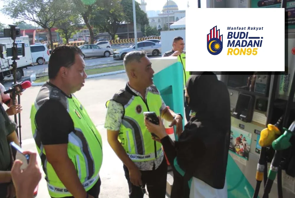 Mohd Sabri (tengah) ketika menjalankan tinjauan di beberapa stesen minyak sekitar ibu kota pada Selasa.