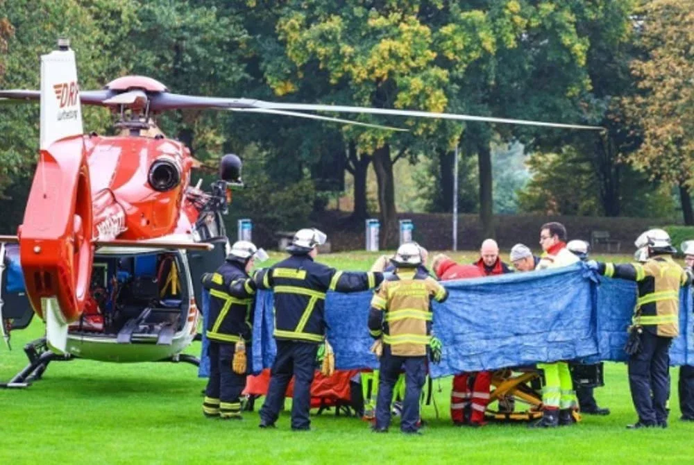 Mangsa ketika dibawa untuk mendapat rawatan.-Agensi