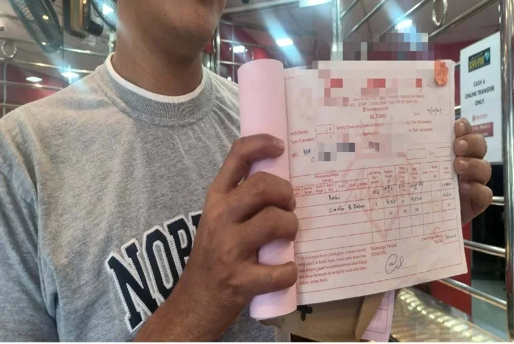 Resit pembelian yang diisi dengan butiran peribadi palsu oleh wanita terbabit.