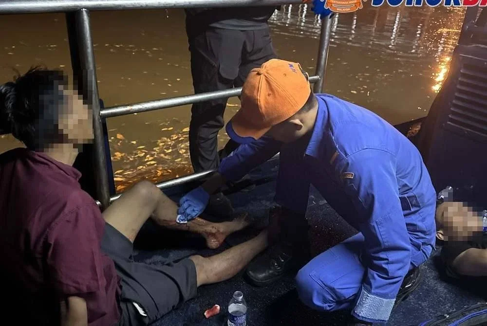 10 termasuk warga asing cedera bot berlanggar dengan bot polis marin