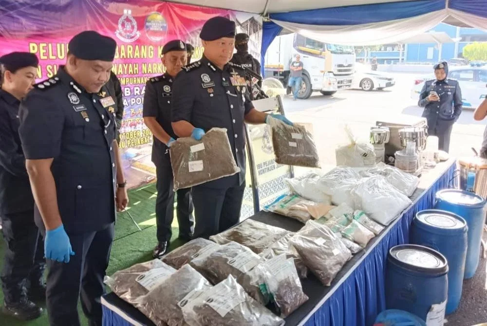 Ab Rahaman menunjukkan sebahagian barangan yang bakal dilupuskan.