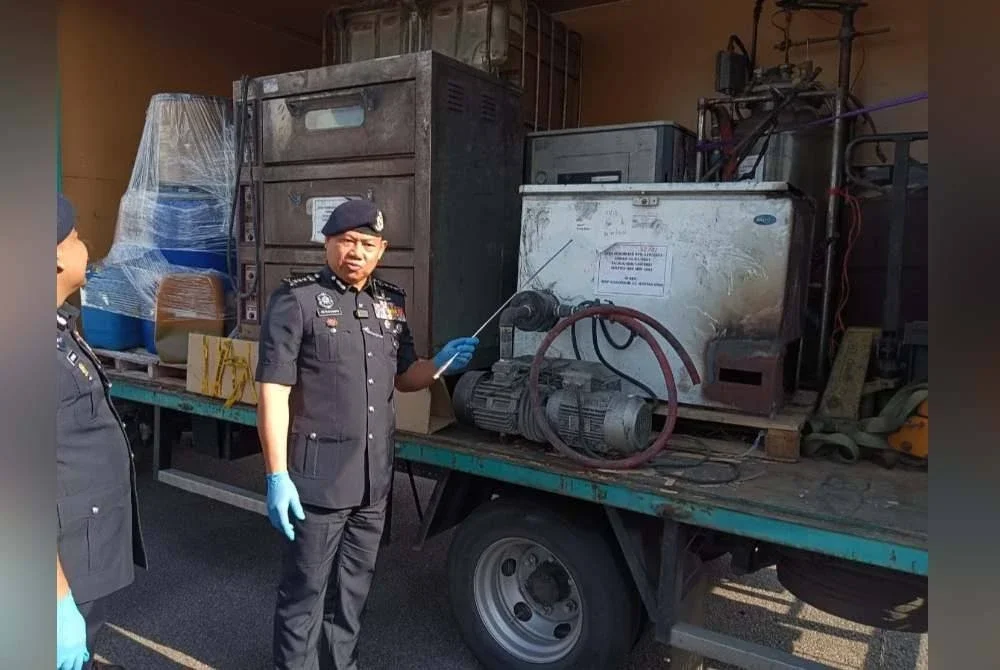 Ab Rahaman menunjukkan peralatan memproses dadah yang akan dihaouskan.