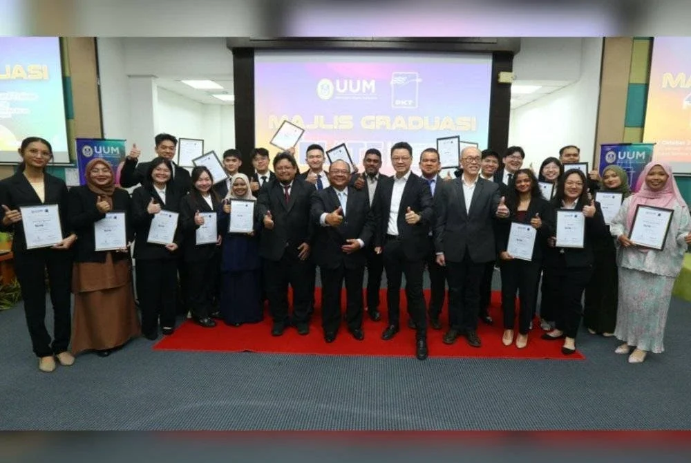 Mohd Foad (tengah) majlis graduasi EMT di Pusat Islam UUM di Sintok pada Selasa.