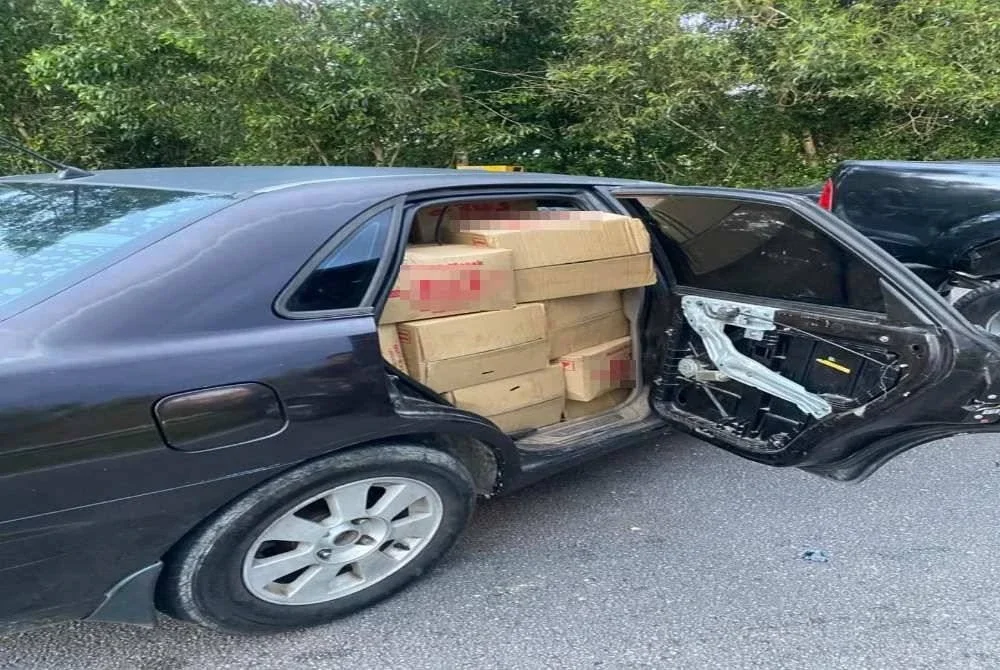 Cubaan seorang penyeludup melarikan diri daripada pihak berkuasa tidak kesampaian apabila dia berjaya ditahan dalam satu operasi membanteras penyelewengan dan penyeludupan barang kawalan bersubsidi di Tok Bali, Pasir Puteh pada Selasa. Foto: KPDN