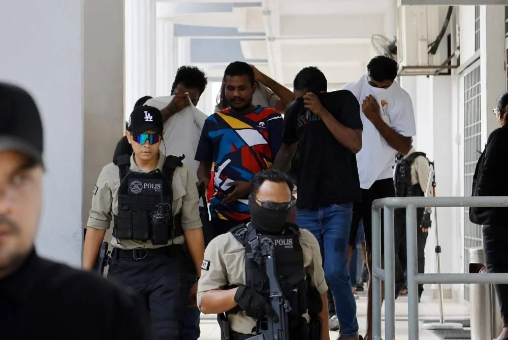 Seramai 13 lelaki dihadapkan ke Mahkamah Sesyen di sini, hari ini, atas pertuduhan menjadi ahli kumpulan jenayah terancang dikenali sebagai ‘Geng Captain Praba’, yang didakwa terlibat di Ladang Kelapa Sawit, Jalan Mahang, Kampung Sungai Jarom, Jenjarom, Kuala Langat, antara Disember 2023 hingga 11 September 2025. Foto Bernama