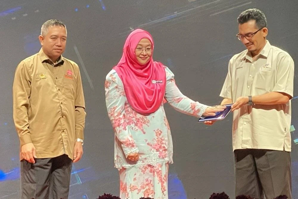 Nor Yahati (tengah) menekan butang sebagai gimik perasmian Forum Iklim Kebangsaan 2025 dan Kesiapsiagaan Bencana yang diadakan di Hotel Renai, Kota Bharu pada Rabu. Foto: SINAR HARIAN/HAZELEN LIANA KAMARUDIN