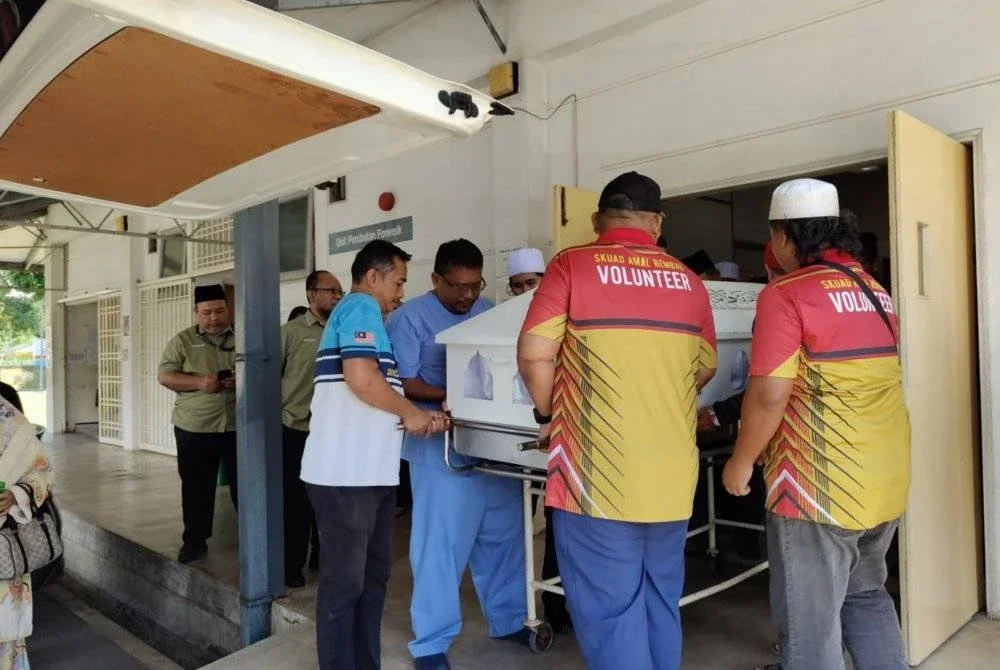 Jenazah Allahyarham Muhammad Nawawi dibawa keluar dari unit forensik HTAN pada Rabu.