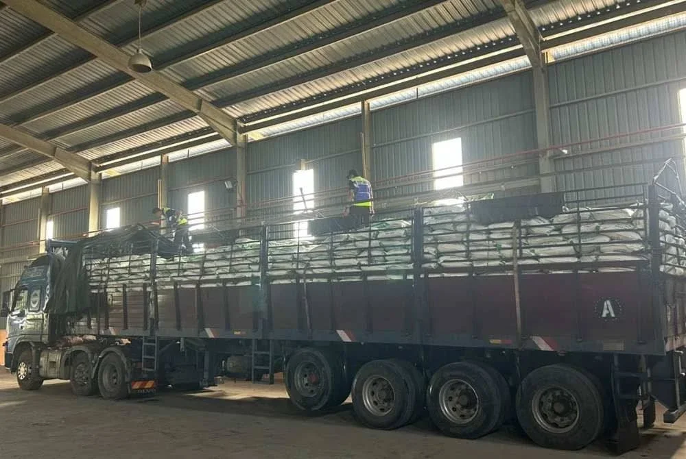 Sebanyak 40 tan beras putih disyaki diseludup dari negara jiran, tumpas.