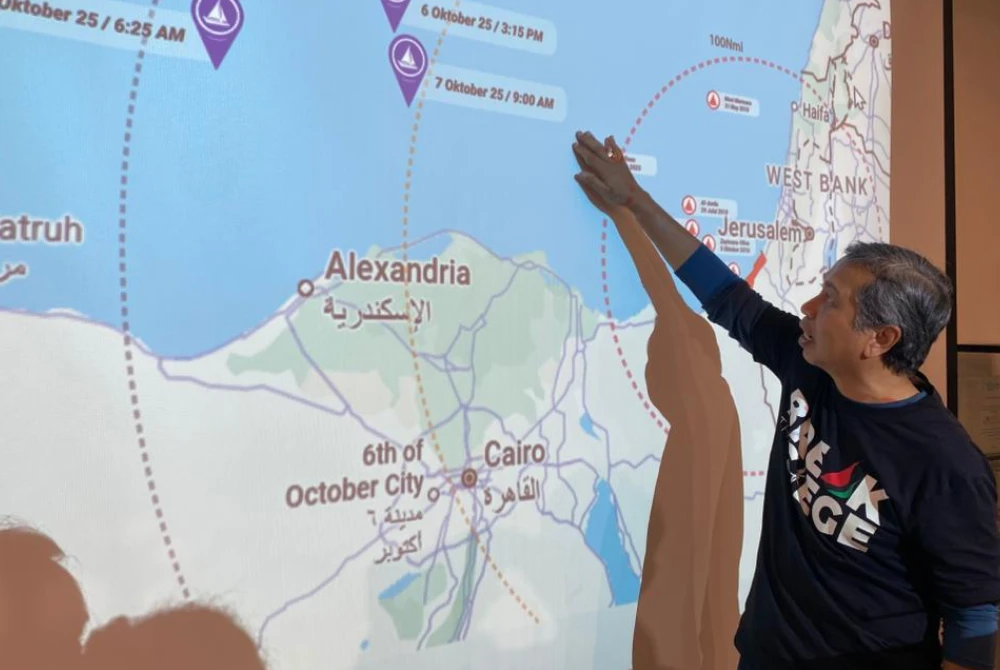Kamarul Zaman menunjukkan lokasi kapal misi gabungan Freedom Flotilla Coalition (FFC) x Thousand Madleens to Gaza (TMTG) dipintas tentera Israel.