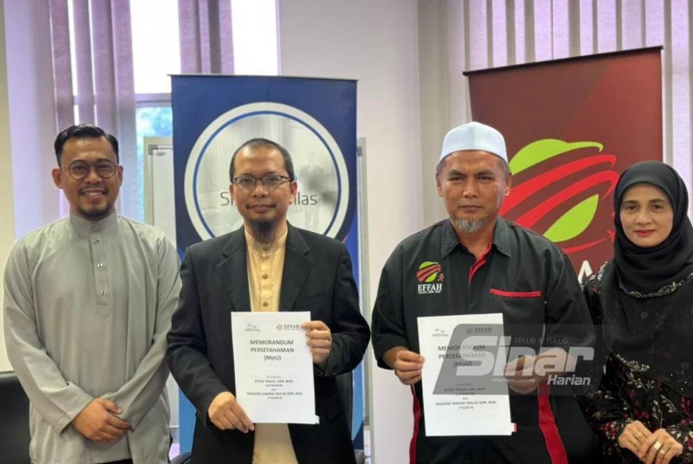 Dari kiri, Ketua Pegawai Operasi Akademi Sinergi Ikhlas, Mohd Jamil Abdul Wahab, Fazrul dan Che Abdul Majid ketika majlis menandatangani MoU di Karangkraf pada Rabu.