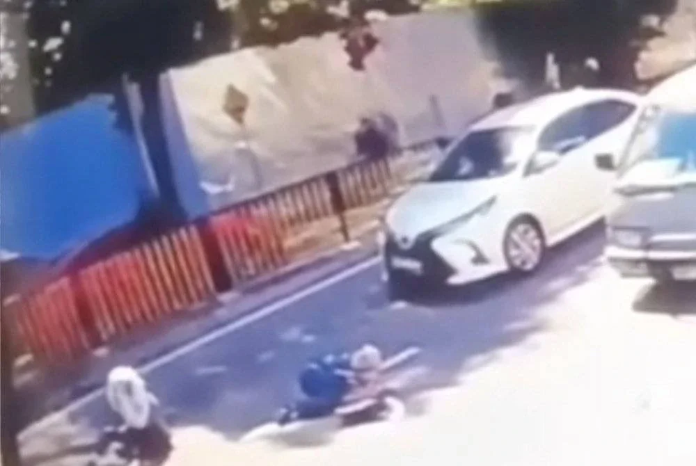 Akibat pelanggaran itu, kedua-dua pelajar berkenaan mengalami kecederaan di bahagian kaki dan menerima rawatan di hospital berhampiran.