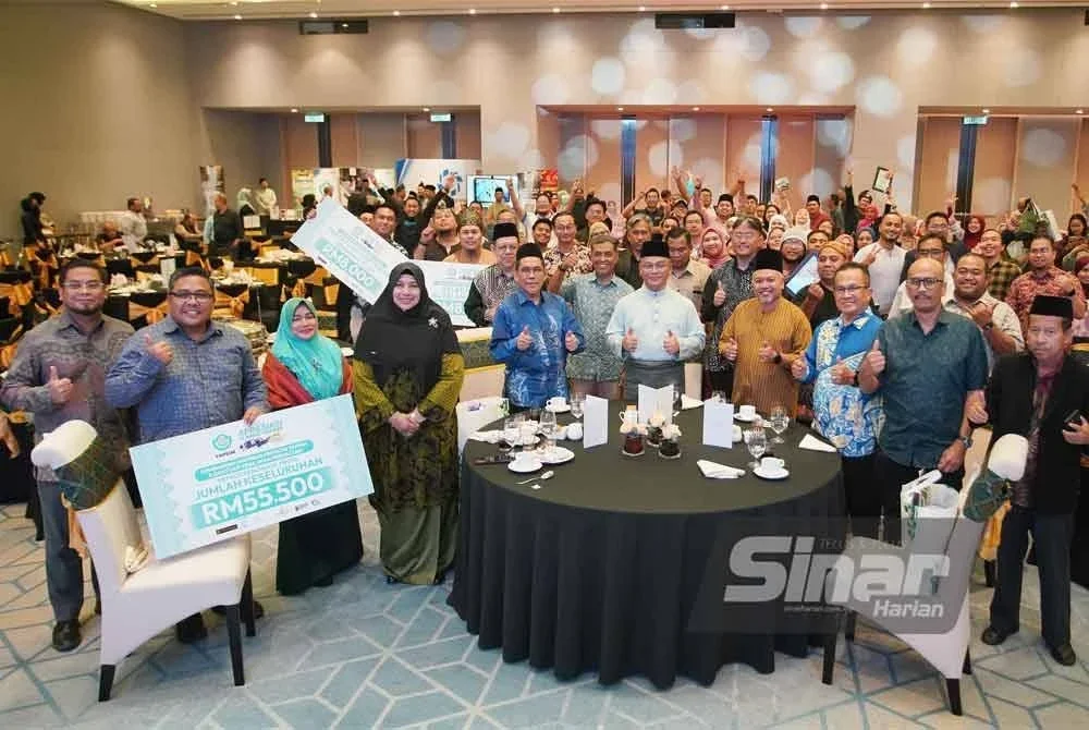Hadirin dan tetamu kehormat bergambar bersama pada Majlis Apresiasi & Amal YAPEIM Bersama Media 2025. Foto SINAR HARIAN ROSLI TALIB