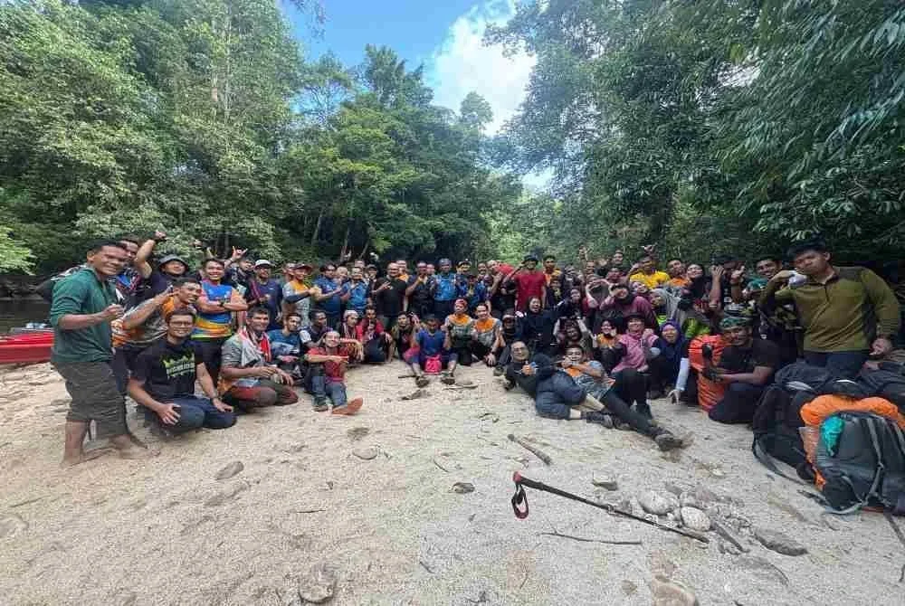 Fadzli bersama peserta Ekspedisi Kajian Kelestarian Trek Gunung Tahan anjuran Majlis Rekreasi Pahang (MRP).