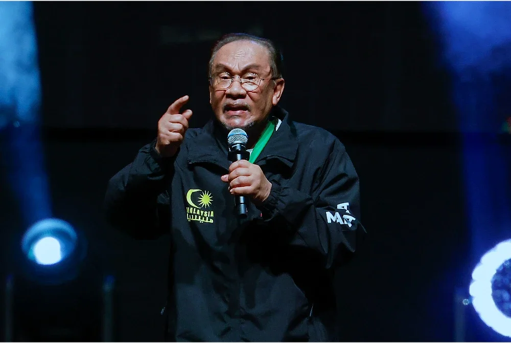 Anwar berucap pada Himpunan Solidariti Bersama Gaza di Stadium Axiata Arena, Bukit Jalil pada Rabu. Foto Bernama