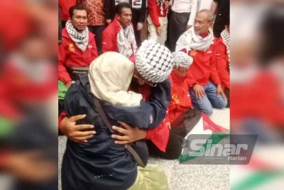 Ahli keluarga memeluk erat sukarelawan GSF yang selamat tiba di tanah air pada malam Selasa.