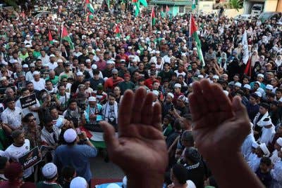 Ribuan warga Terengganu berhimpun di perkarangan Masjid Kampung Rusila sebagai tanda solidariti terhadap perjuangan Sumud Flotilla Jumaat lalu.