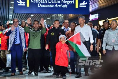 Mohamad (dua dari kanan) menyambut ketibaan kumpulan 23 sukarelawan Malaysia di Terminal 1 KLIA pada Selasa. Foto Sinar Harian - ASRIL ASWANDI SHUKOR