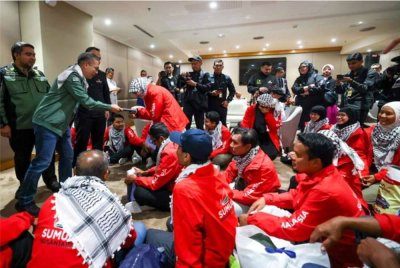 Fahmi menyumbangkan telefon bimbit baru kepada 23 sukarelawan Malaysia dalam misi kemanusiaan GSF ke Gaza sebagai tanda penghargaan. Foto Bernama