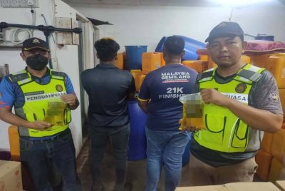 Pegawai KPDN melakukan pemeriksaan di lokasi serbuan.