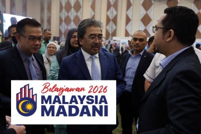 Johari (tengah) beramah mesra dengan peserta pada Majlis Perasmian Simposium Maklumat Geospatial Kebangsaan (NGIS) ke-10 di PICC hari ini. - Foto: Bernama