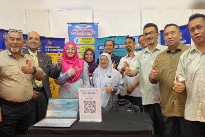 Nor Yahati (tiga dari kiri) bersama tetamu yang hadir sempena Forum Iklim Kebangsaan 2025 dan Kesiapsiagaan Bencana di Hotel Renai, Kota Bharu pada Rabu. Foto: SINAR HARIAN/HAZELEN LIANA KAMARUDIN