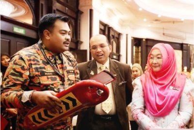 Nor Yahati (kanan) mendengar penerangan pada Forum Iklim Kebangsaan 2025 dan Kesiapsiagaan Bencana di Hotel Renai, Kota Bharu pada Rabu.