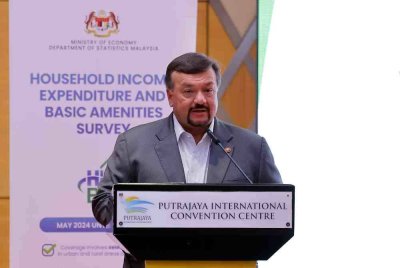 Menteri Kewangan II, Memangku Menteri Ekonomi Datuk Seri Amir Hamzah Azizan menyampaikan ucapan pada Majlis Peluncuran Laporan Survei Pendapatan, Perbelanjaan Isi Rumah (HIES) 2024 di Pusat Konvensyen Antarabangsa Putrajaya (PICC) pada Rabu. Foto Bernama 