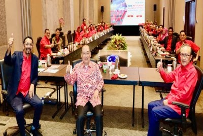 Hajiji mempengerusikan Mesyuarat Ahli Majlis Tertinggi Gagasan Rakyat di SICC, Kota Kinabalu.