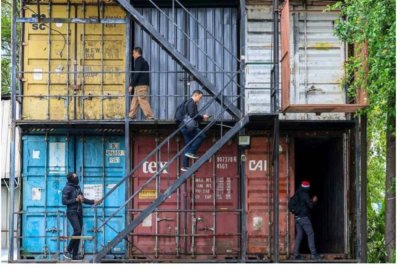 Anggota Bahagian Operasi Khas (BOK) SPRM memeriksa kontena bertingkat menyimpan tayar di sebuah premis di sini menerusi operasi bersepadu, Ops Grip, 29 September lalu. - Foto: Bernama