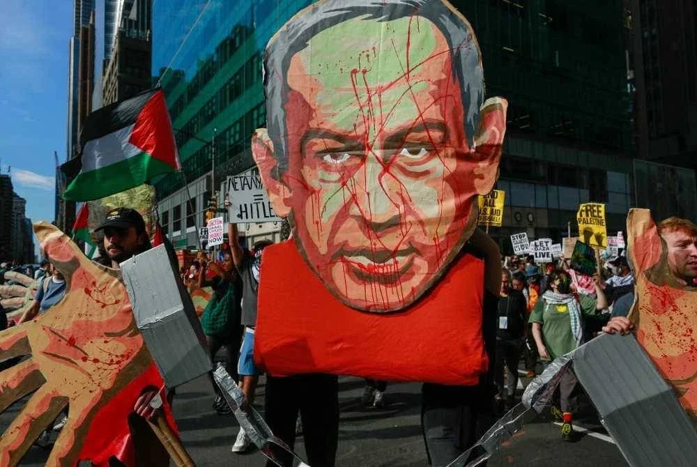 Orang ramai berarak membantah Perdana Menteri Israel, Benjamin Netanyahu ketika beliau berucap di Perhimpunan Agung PBB di New York. Foto AFP