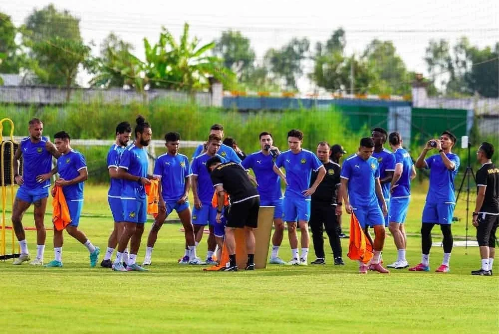 Pemain Harimau Malaya menjalani sesi latihan menjelang aksi berdepan Laos di Vientiane. Foto Malaysa NT