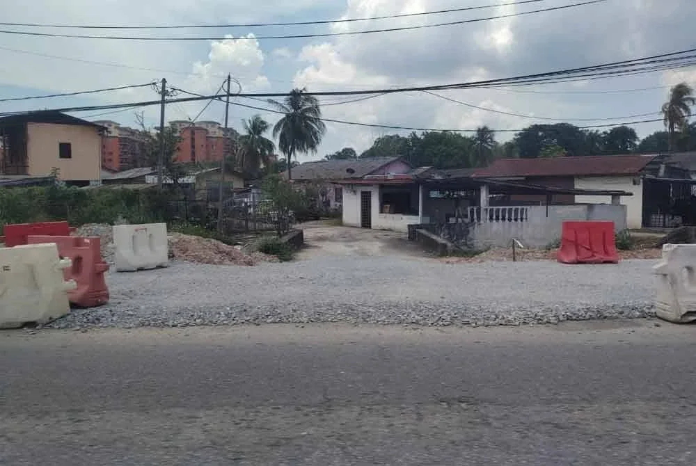 Penduduk yang enggan berpindah menuntut penyelesaian yang adil dan telus serta pampasan setimpal agar hak mereka sebagai pemilik tanah tidak diketepikan.