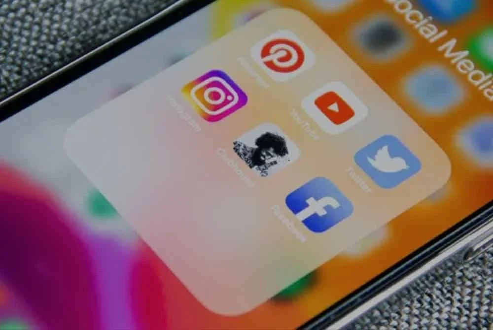 Perdana Menteri Denmark menegaskan bahawa penggunaan telefon pintar dan media sosial telah merampas masa kecil anak-anak. - Gambar hiasan