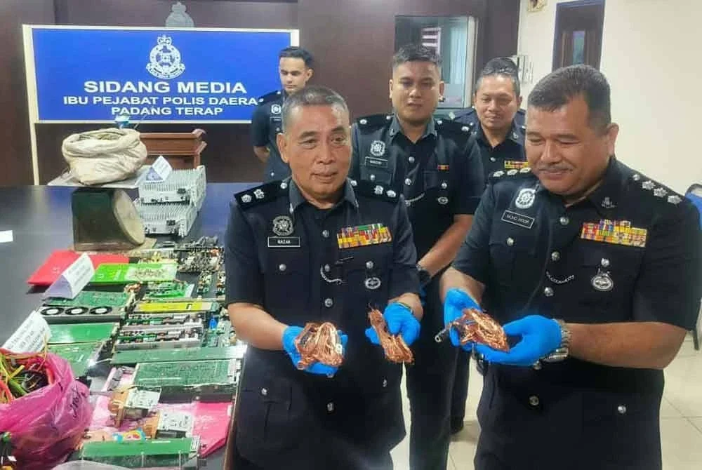 Abdull Razak (kiri) menunjukkan tembaga yang dilkeluarkan dari kabel dirampas pihaknya pada sidang akhbar di IPD Padang Terap pada Khamis.