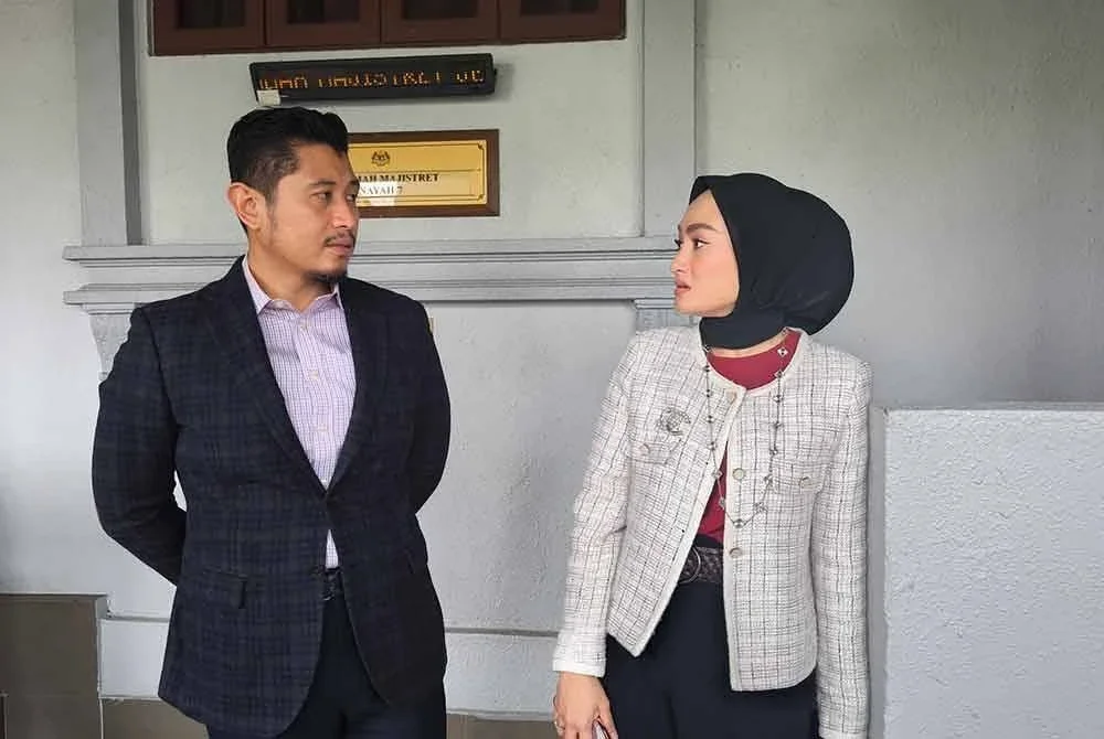 Hilman (kiri) hadir ke Mahkamah Majistret Kuala Lumpur pada Khamis bagi sebutan kes menimbulkan kegentaran awam Julai lalu. Foto: Sinar Harian.