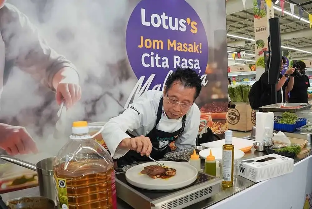 Chef KK Yau menunjukkan sentuhan kulinari sempena bengkel memasak Lotus’s JOM MASAK! Cita Rasa Malaysia.