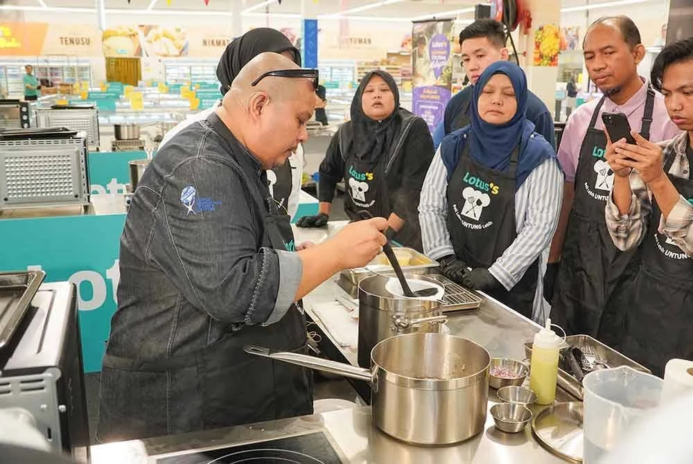 Para peserta tekun mendengar penerangan Cef Bob Adnin (kiri).