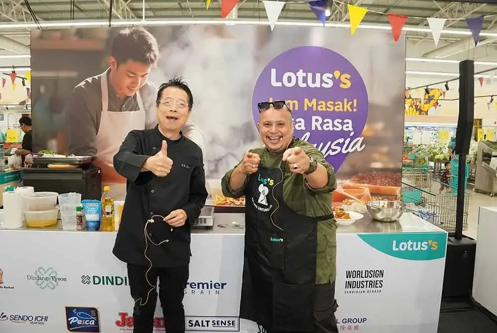 Cef Bob Adnin (kanan) dan Cef KK Yau (kiri) turut beraksi dan memberikan tunjuk ajar kepada para peserta yang hadir dalam bengkel memasak Lotus’s JOM MASAK! Cita Rasa Malaysia.