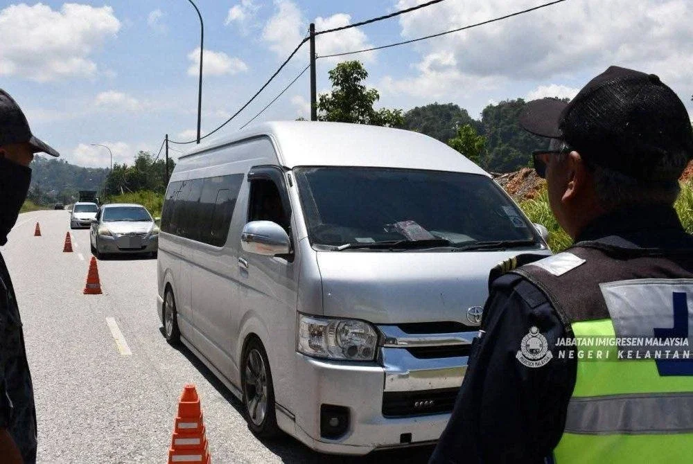 JIM Kelantan menahan 24 PATI pelbagai negara yang menaiki bas ekspres semasa melalui sekatan jalan raya di Stesen Penguat kuasa JPJ Mentara di Gua Musang pada Rabu.