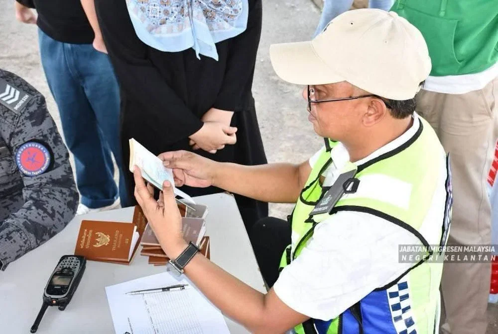 Kesemua mereka di tahan semasa menaiki bas dari arah Kota Bharu ke Kuala Lumpur dan Kuala Lumpur ke Kota Bharu.