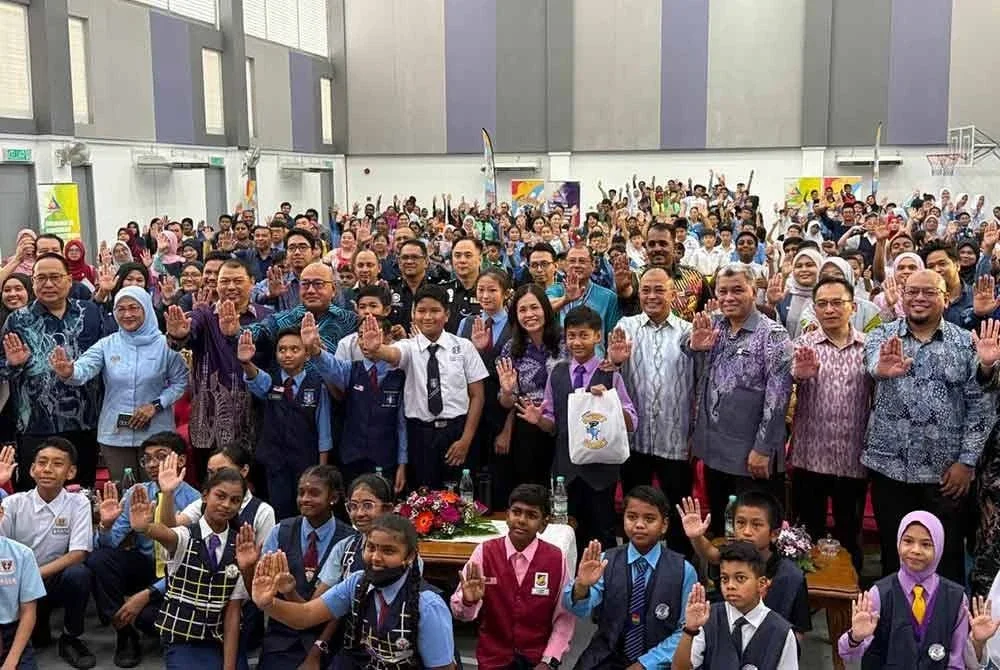 Nie Ching bergambar beramai-ramai selepas merasmikan Kempen KIS Peringkat Negeri Sembilan di SJK (C) Bandar Sri Sendayan pada Khamis.