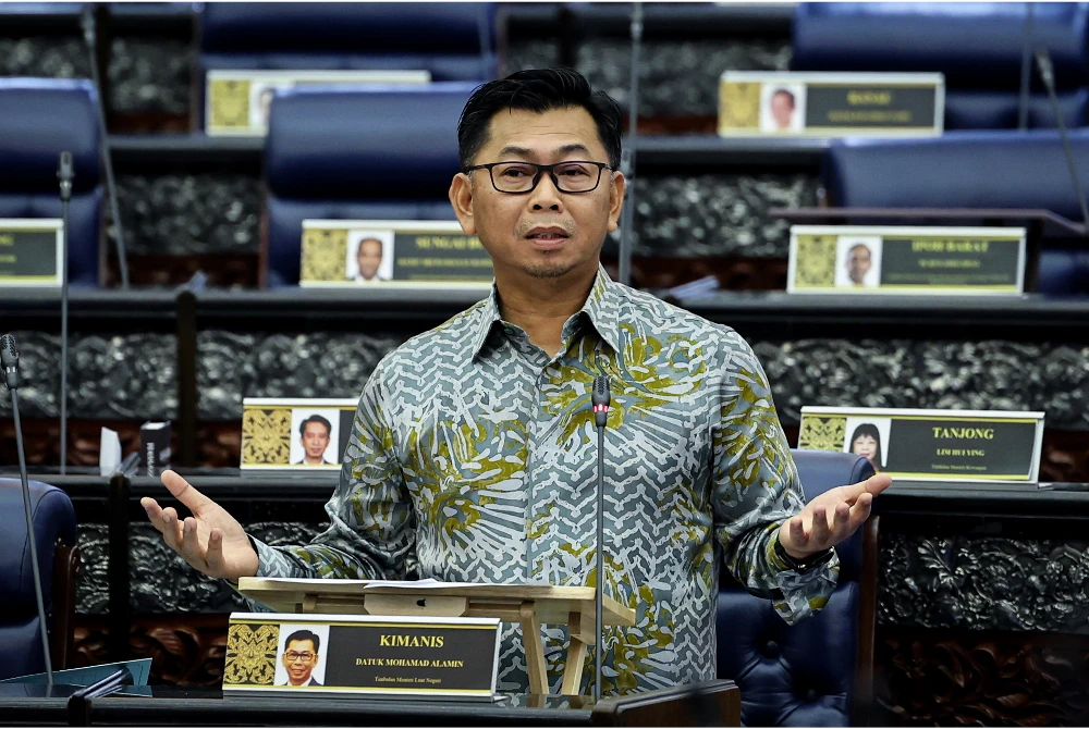 Mohamad Alamin ketika sesi pertanyaan-pertanyaan bagi jawab lisan pada Mesyuarat Ketiga Penggal Ketiga, Majlis Parlimen ke-15 Dewan Rakyat di Bangunan Parlimen pada Khamis. 