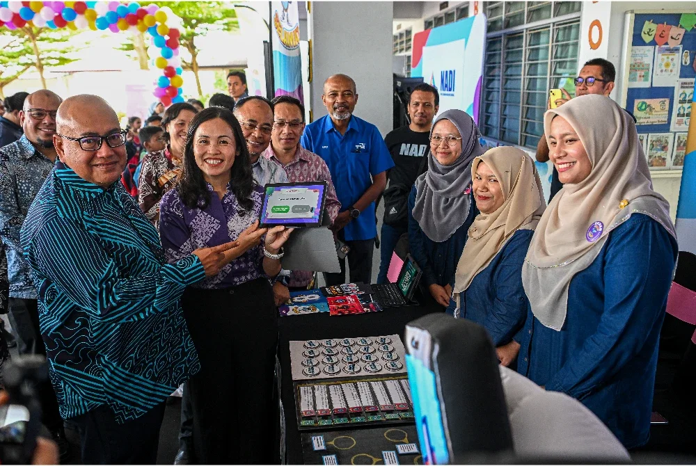 Nie Ching (dua dari kiri) melawat reruai pameran SKMM sempena Program Kempen Internet Selamat Peringkat Negeri Sembilan di SJKC Bandar Seri Sendayan di Seremban pada Khamis. Foto: Bernama