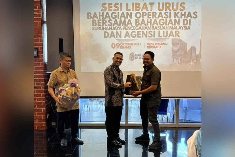 Mohamad Zamri menyampaikan cenderamata sebagai tanda penghargaan kepada Sinar Harian di atas laporan khas berkenaan sindiket diesel di Sarawak.